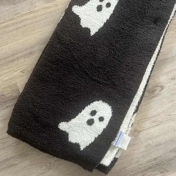 NWT Tik Tok Viral Cupcakes and Cashmere Plush Black White Ghost Throw Reversible - Picture 3 of 6